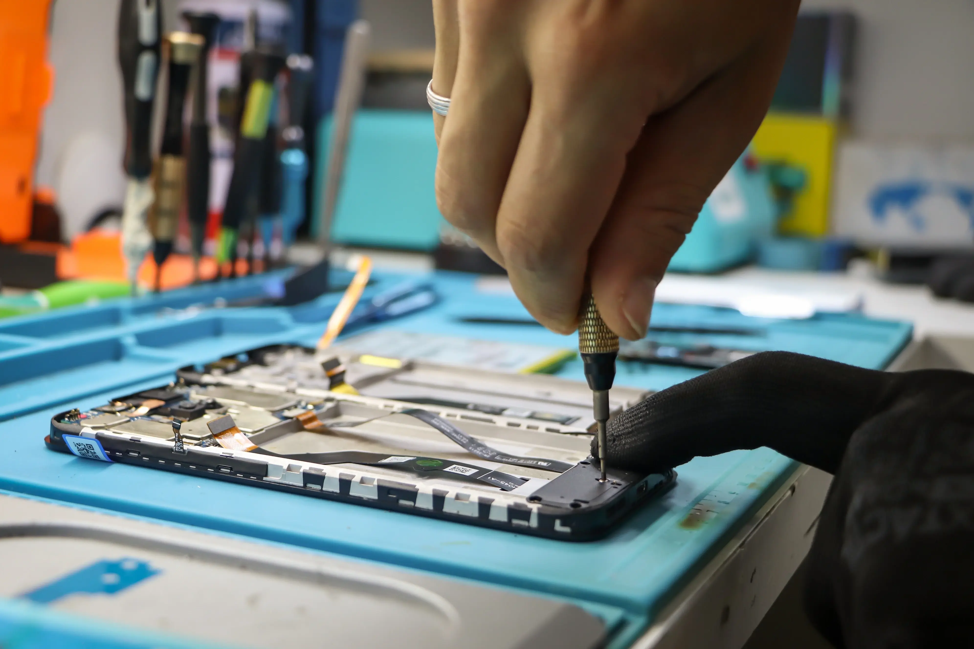How To Manage Employees: 9 Best Practices for Repair Shops